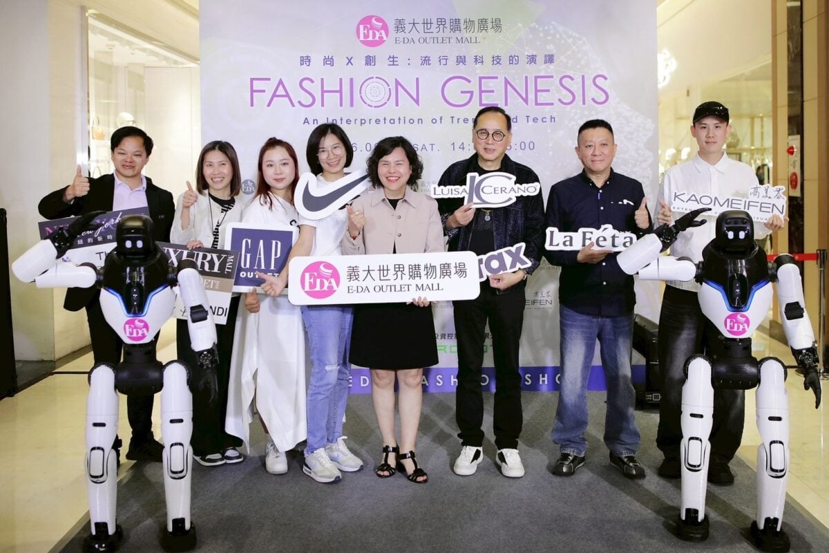 ▲義大世界購物廣場舉辦「2026 S/S EDA Fashion Show時尚X創生：流行與科技的演繹」，攜手AI機器人同台亮相。（左1為營銷副總經理林克恒、左2為Mall營運長臧美琴、左5為義大開發總經理王香完與品牌代表及機器人合影，共同見證全台Outlet Mall首創人機共演時尚秀。）