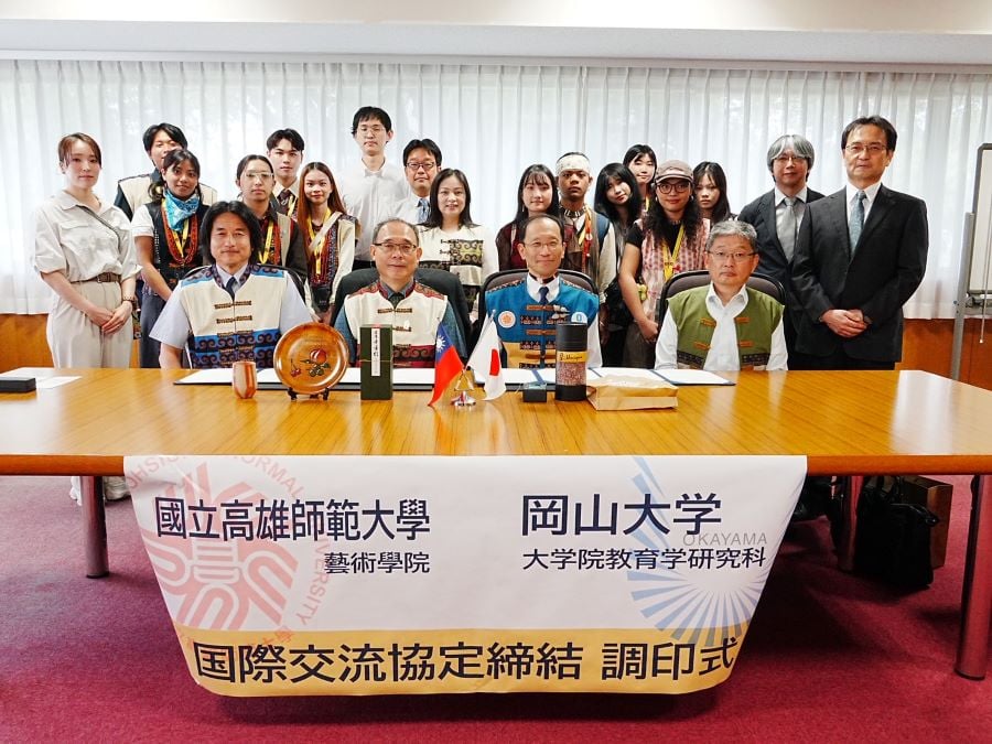 ▲國立高雄師範大學與日本岡山大學簽約儀式圓滿成功，台日雙方團隊合影留念。