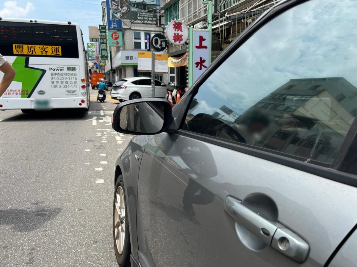 ▲男子停車檢查發現，其車子左後照鏡因撞擊導致電動收折功能故障，氣憤之餘立即報警求助。