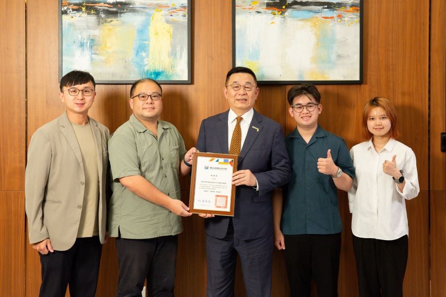 ▲高科大校友中心職涯輔導組組長率領同仁及印尼籍國際生代表,前往拜訪榮獲教育部第五屆「全球留臺傑出校友獎」之傑出校友林齊國(圖中),並於專訪活動後合影留念,展現高科大培育國際人才及推動留臺就業輔導的豐碩成果。