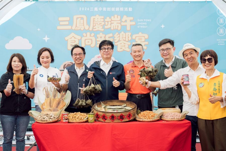 ▲高雄市長陳其邁到場立委、議員、三鳳中街伍進昌主委與主廚張宜燕共同體驗包粽樂趣，提前與民眾歡慶端午佳節