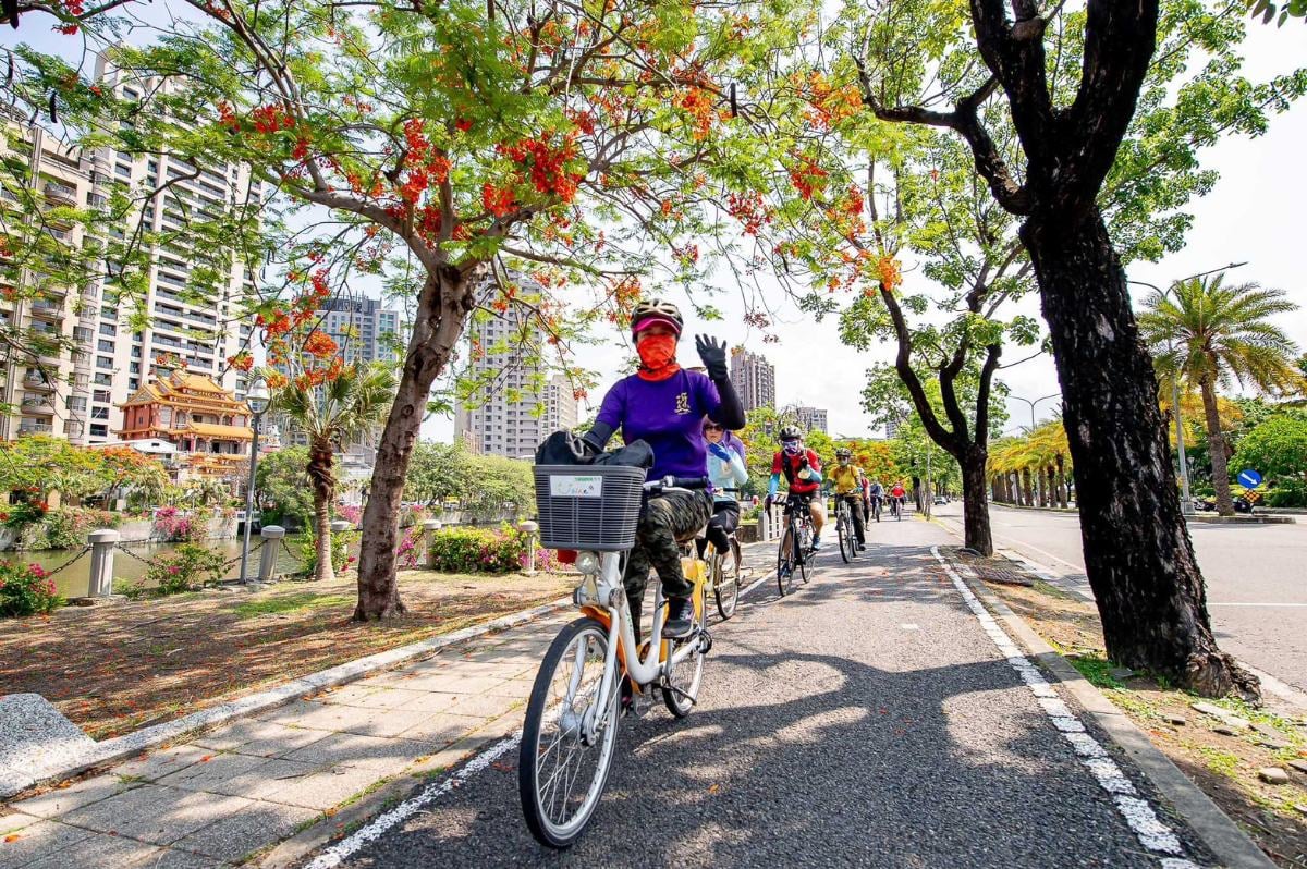 愛河旁騎單車超Chill！高雄客家文化騎旅登場　限量紀念品免費送