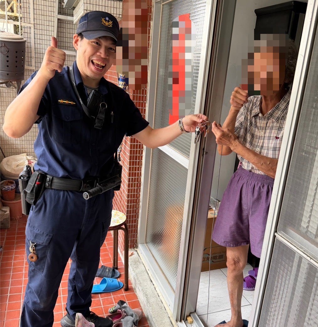 七旬獨居婦反鎖家中急求助　三民警巧用衣架取鑰解困
