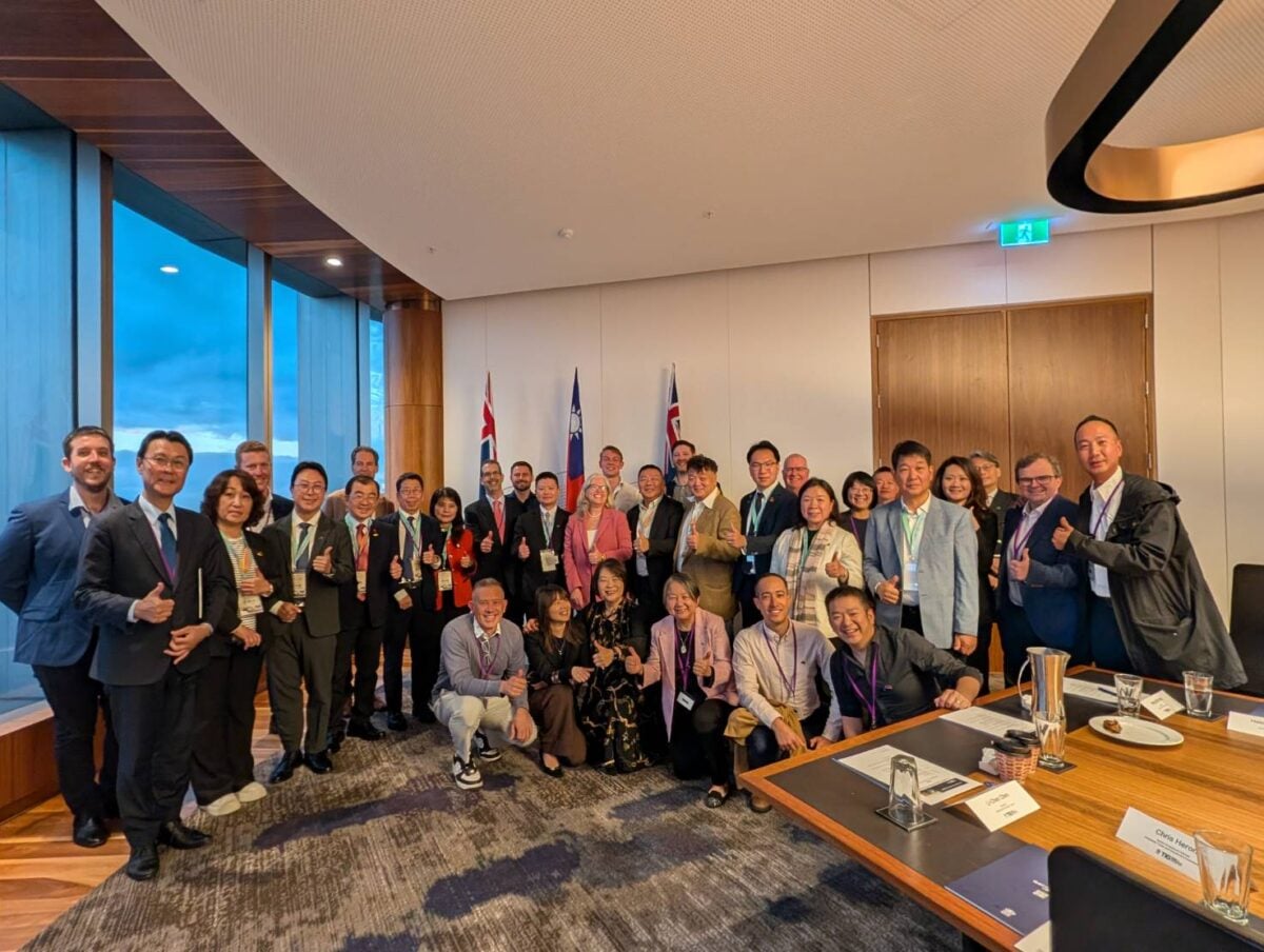 ▲高雄市議會副議長曾俊傑率領跨黨派澳洲城市交流參訪團，受邀出席昆士蘭州貿易與投資局（TIQ）主辦的「台灣投資者圓桌論壇」，與昆士蘭州政府官員、澳台工商界代表及40家台灣企業領袖齊聚交流，針對經貿投資、綠能永續、智慧城市及人才培育等議題深入對話，共同探索台澳合作新契機。