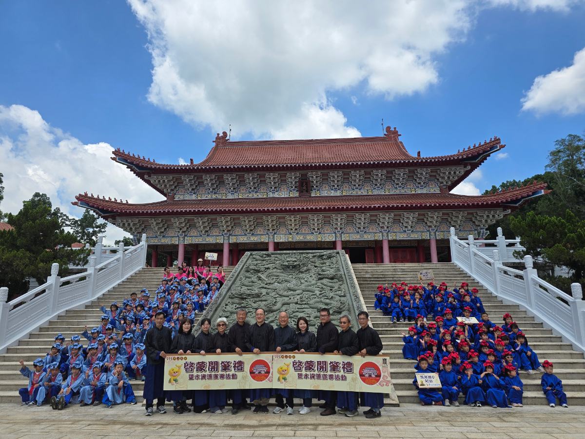 百位萌娃旗山孔廟開智慧門　硃砂啟智、擊鼓鳴志超有儀式感