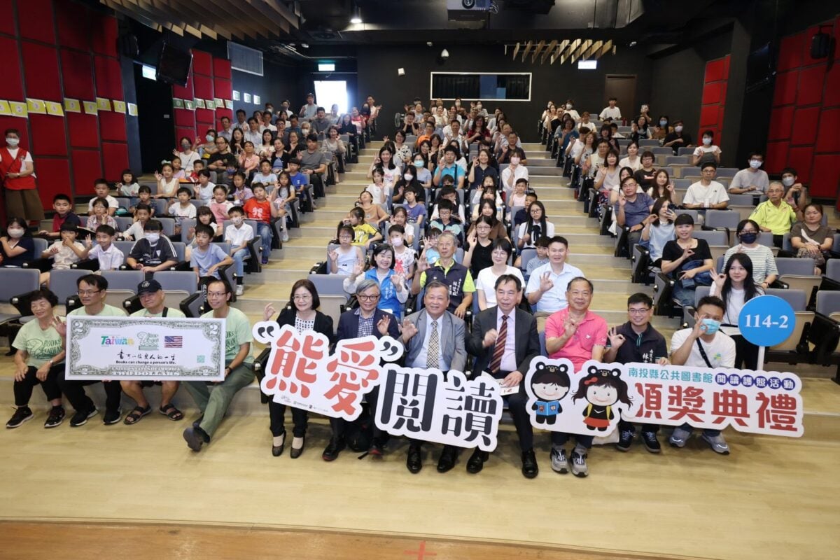 勤閱讀提升知識力！南投縣114-2期「熊愛閱讀」王瑞德副縣長頒獎　