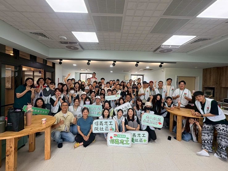 ▲信義房屋志工隊日前前往雲林縣古坑鄉田心村，協助古坑桔院子社區福祉家園，進行戶外雜草修整、落枝清掃與室內傢俱清潔。