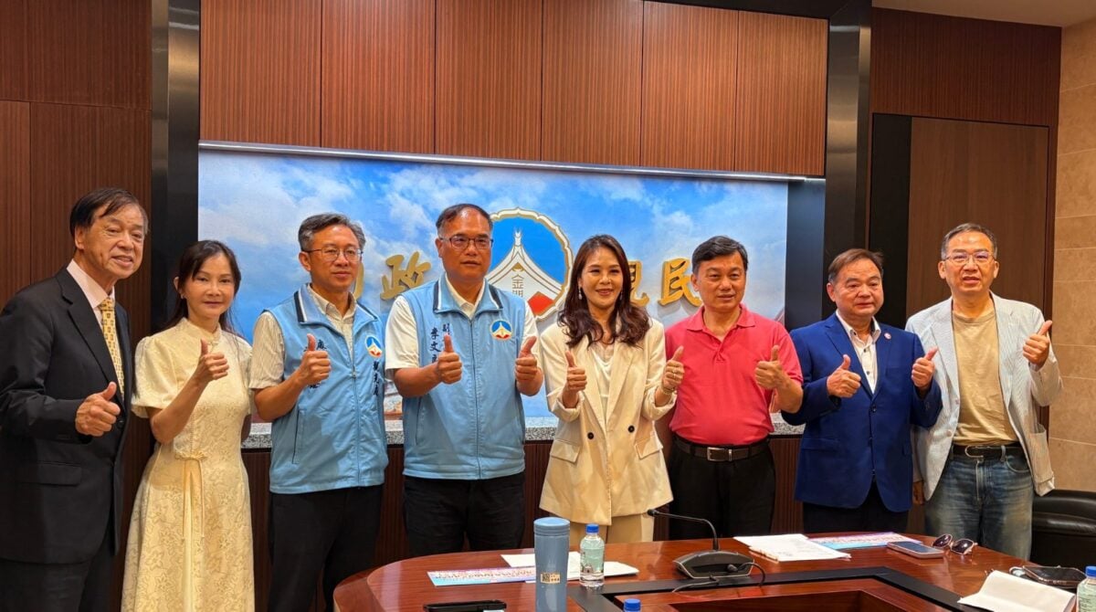 ▲全球城市小姐選拔賽世界主席蕭美萍與中華全球城市選拔協會理事長許錫松、TNA理事長紀。