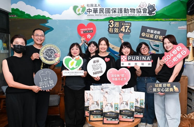 ▲ 台灣雀巢董事長暨總經理羅台青（中）與北中南動保代表合影，期望冠能舒敏能讓因過敏卻步的家庭，重新與貓咪建立連結讓安心抱貓成為日常。