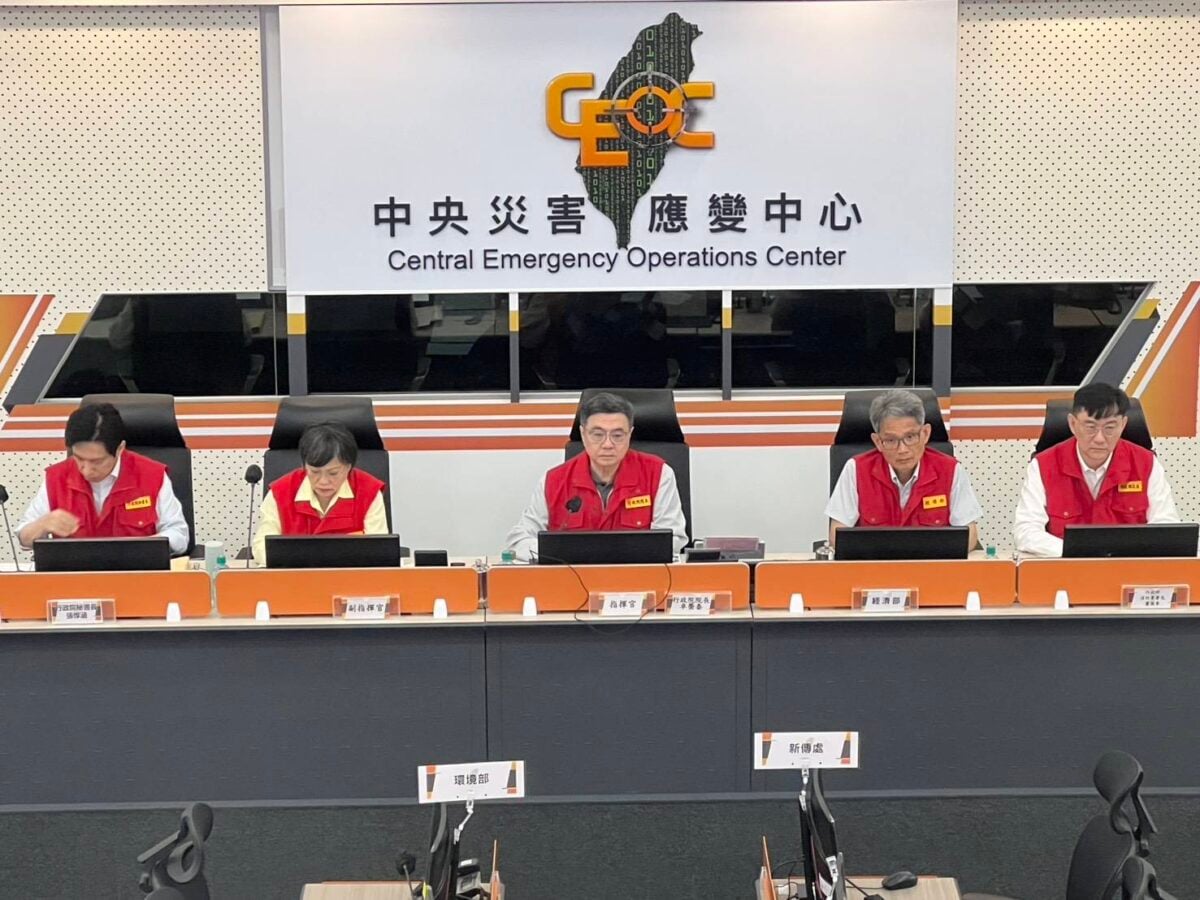 巴威颱風明早5 時 30 分發布陸警　卓榮泰視導中央災害應變中心工作會報