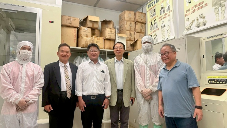 ▲行政院及水利署貴賓造訪聖約翰科技大學，與在無塵室施工的祥泰水電員工合影。左起：范文順同學、劉飛龍博士、行政院談判代表黃中兆、水利署副署長王藝峰、武文康同學、何副校長。
