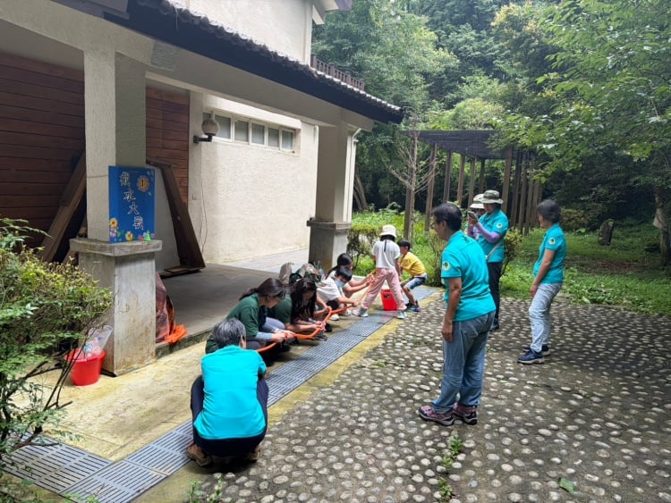 森情相伴志願服務展愛心　新竹分署志工隊領桃園家扶學員探索森林