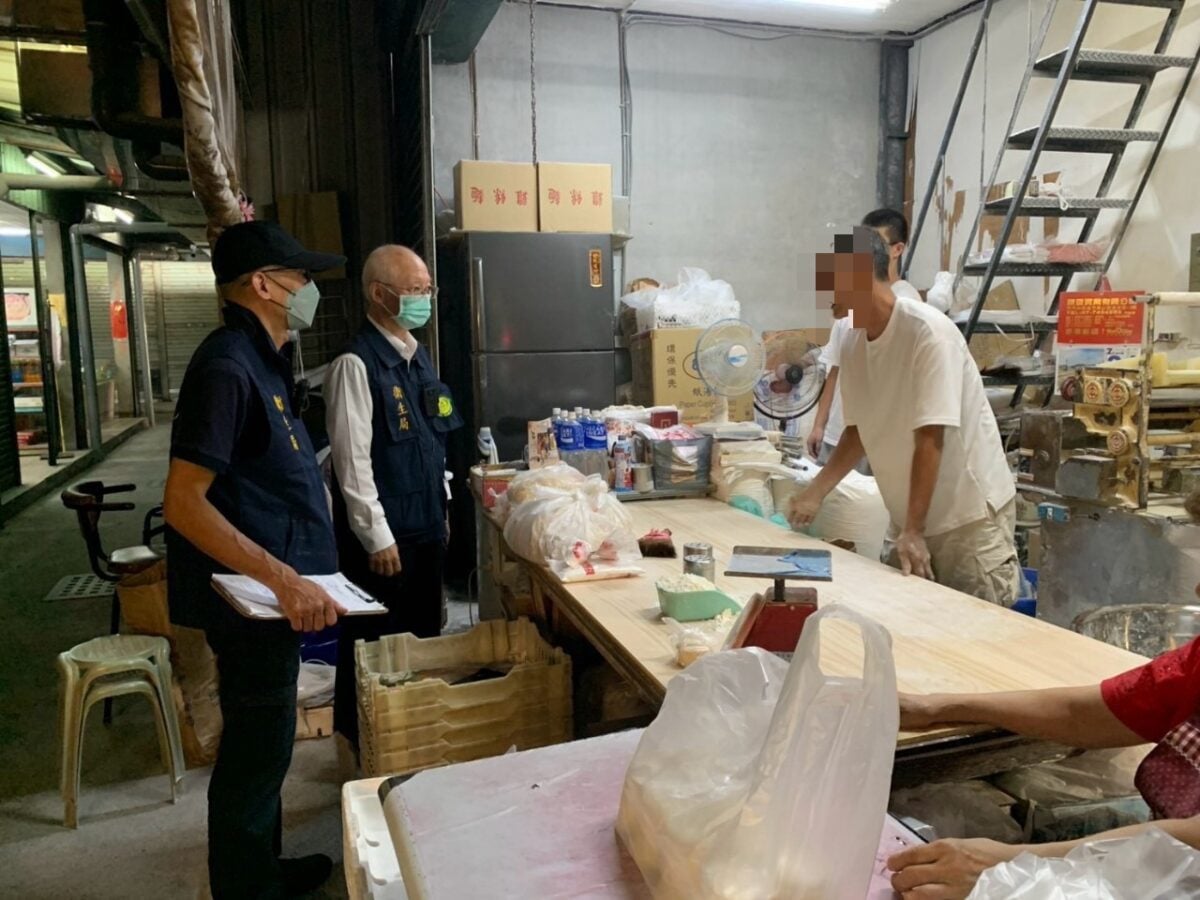 嚴查傳統市場濕麵條製程食安　衛生局長帶隊揪多項缺失令即起停業改善