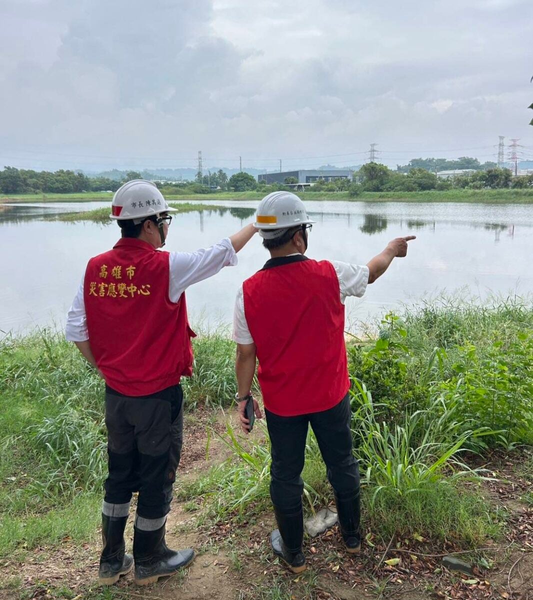 嚴防西南風豪雨　陳其邁巡滯洪池、清道路、督工親子樂園防災整備