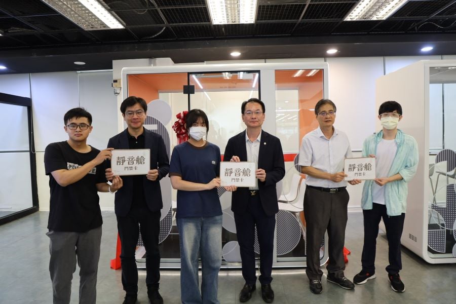 ▲高科大建工圖書館全新「靜音討論空間(靜音艙)」正式啟用,校長吳忠信(右三)與師生共同體驗並合影,打造兼具專注學習、線上會議及小組討論功能的沉浸式學習新場域。