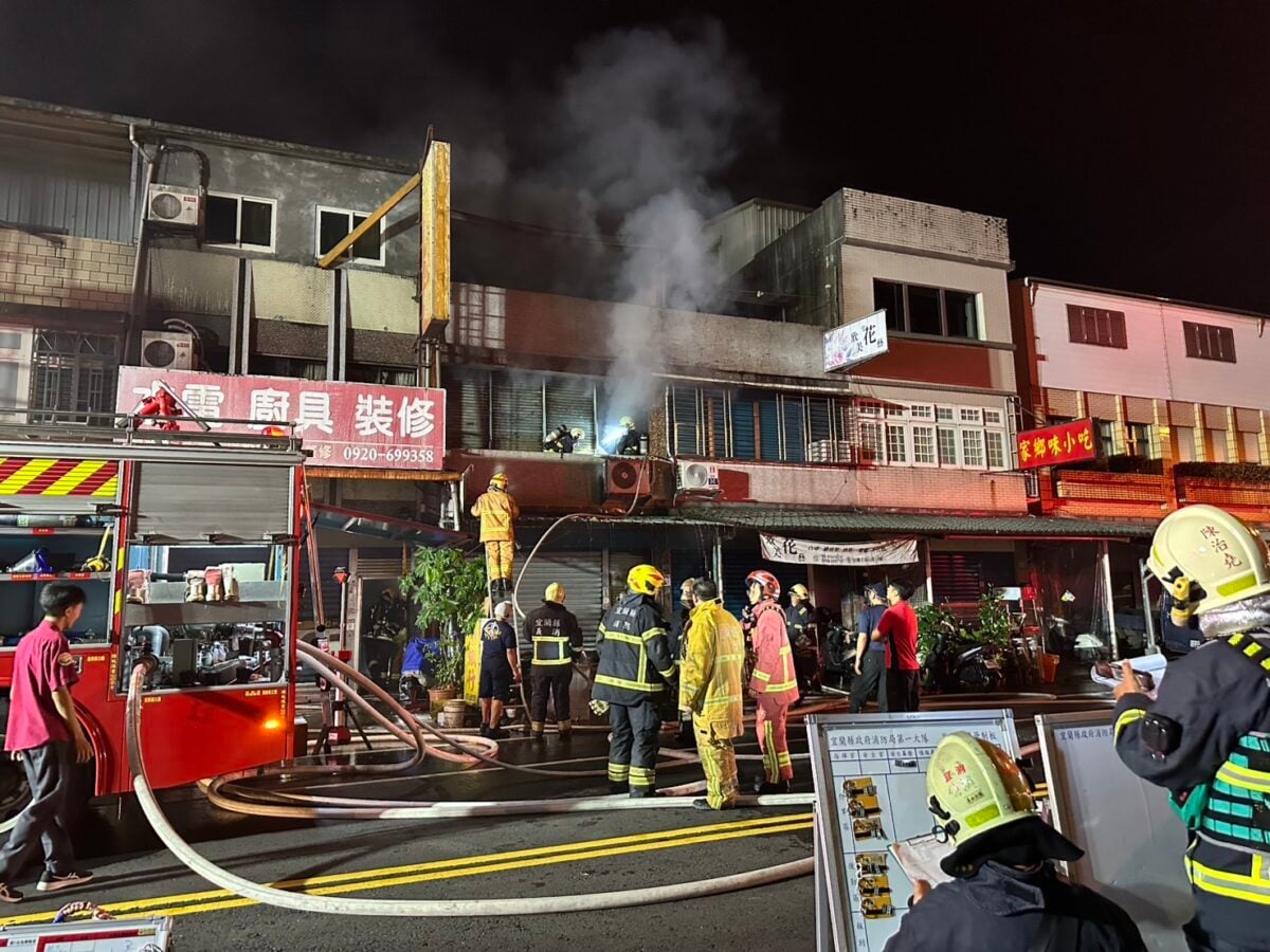 宜蘭市泰山路金紙店惡夜火警　救出10人1人失去生命跡象