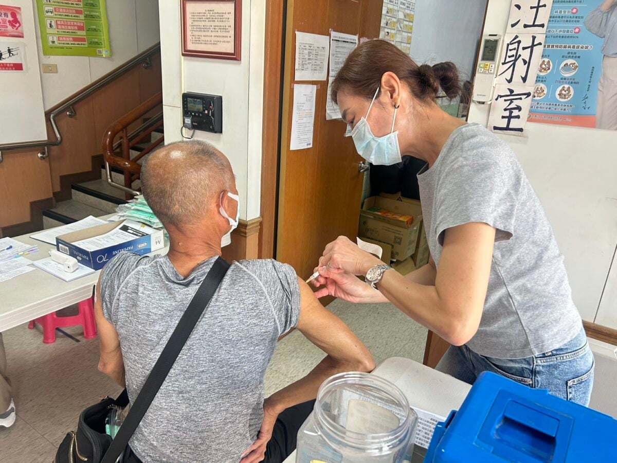 新冠疫情持續升溫進入流行期　尚未接種新冠疫苗應儘速接種