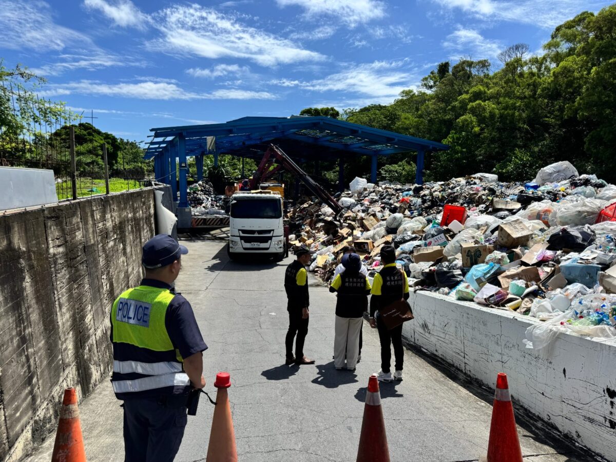 ▲琉球鄉資收物啟動回運,屏東縣政府環保局偕同政風、警察人員全程監督戒護。