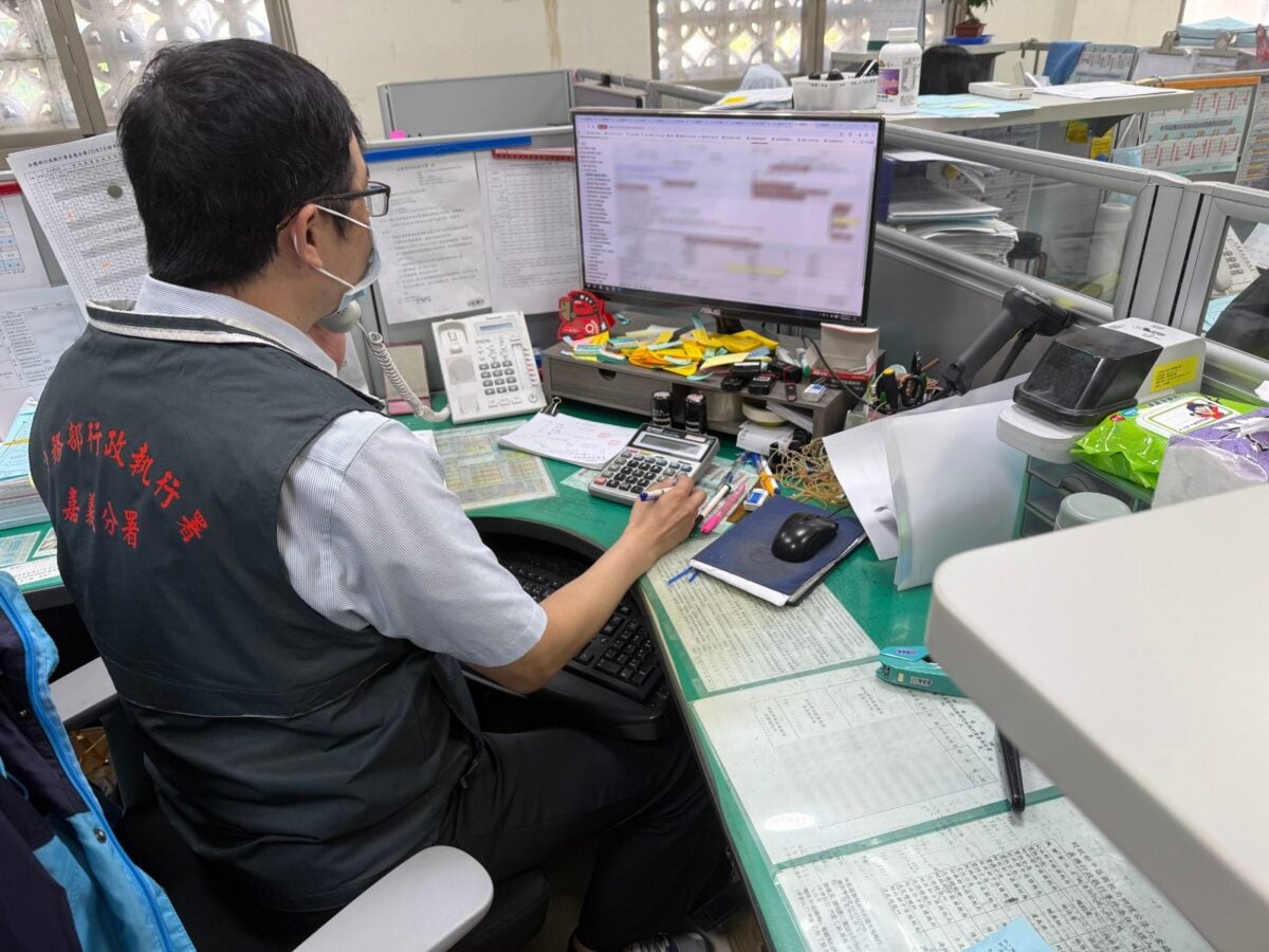 無照駕駛又闖紅燈等違罰31萬元　嘉義分署扣押保單母代子全部清償