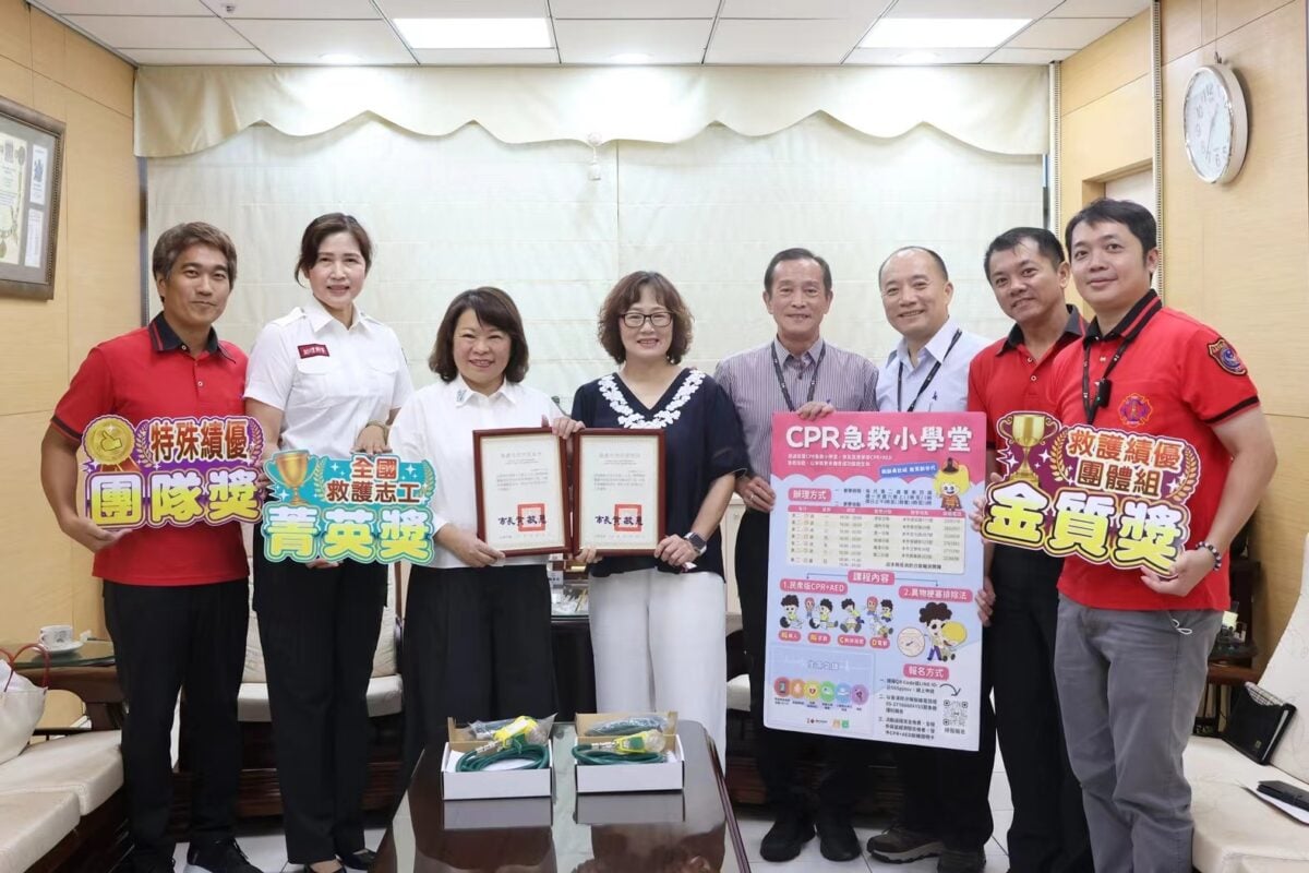 化思念為大愛　徐瑀婕女士捐「自動給氧甦醒器」助嘉市消防救護