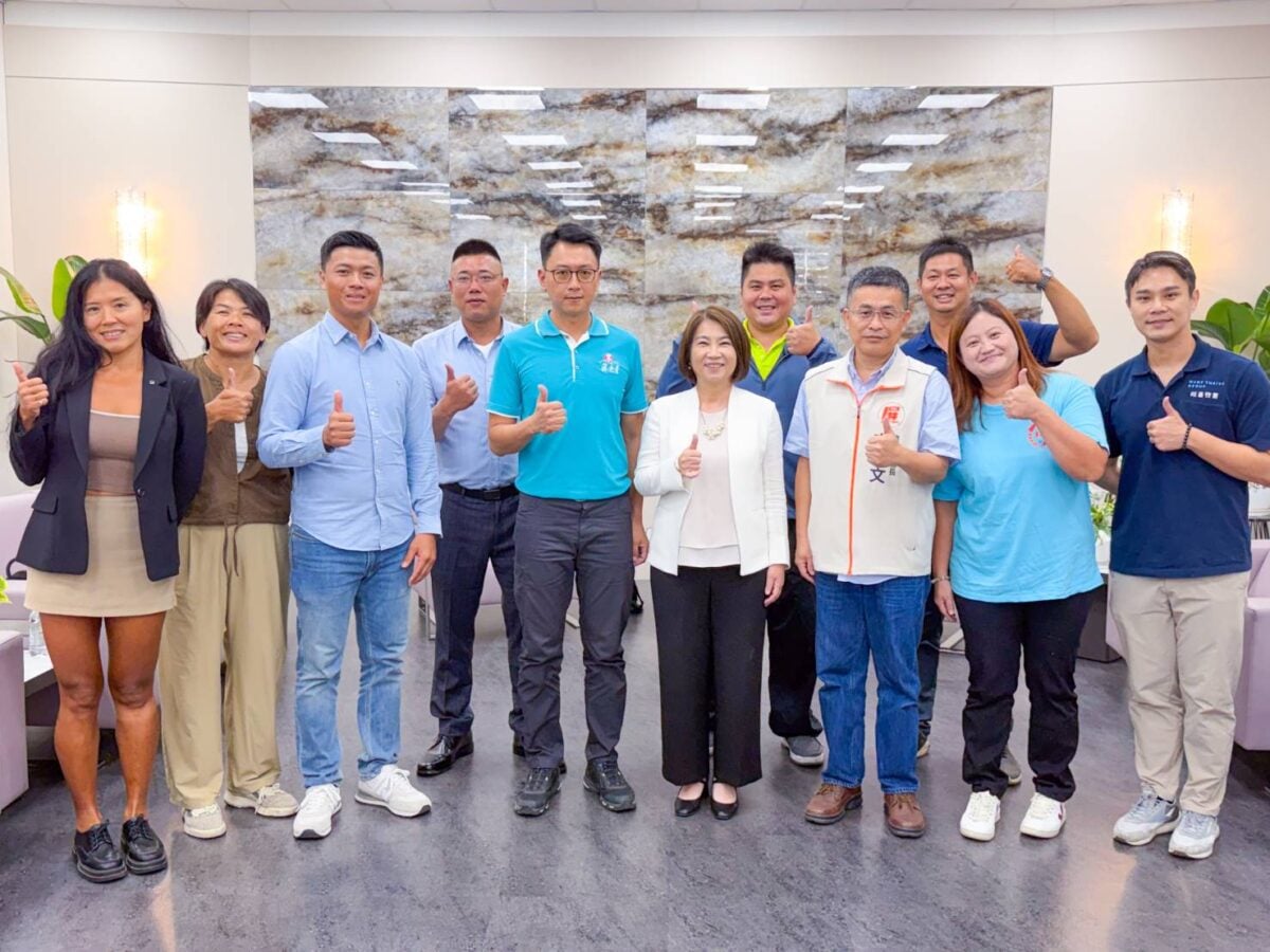 屏東8位青農獲第八屆百大青農殊榮　縣長周春米頒匾表揚祝賀