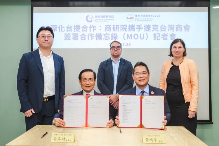 商研院與捷克台灣商會簽署MOU　串聯無人機、無人載具與人才交流布局中東歐