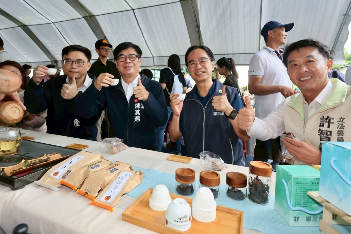 ▲現場規劃茶席體驗、手作課程及市集展售等活動，陳其邁巡攤品茶，更有小小茶藝師解說山茶特色，顯見六龜山茶的茶香滋味與慢活氛圍。