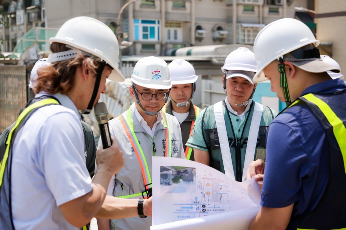 ▲立委賴瑞隆(中)前往抽水站視察防汛整備與擴建工程進度,聽取水利單位簡報,了解抽水量能提升及智慧防洪系統規劃,要求加速工程進度,強化高雄整體防洪韌性。