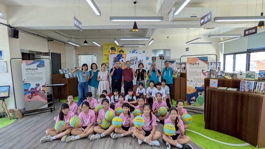 閱讀遇上籃球！國資圖巡迴展土庫鎮立圖書館開展　