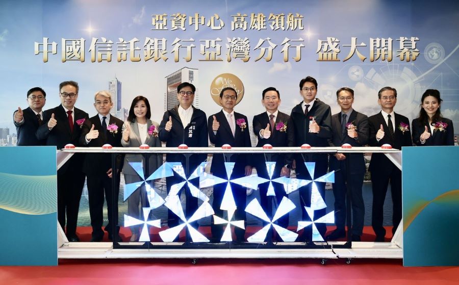 ▲高雄市長陳其邁出席中國信託銀行亞灣分行開幕典禮,和與會貴賓合照。
