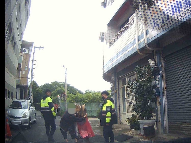 老婦路倒街頭險象環生　斗六警即時守護獲民眾讚許