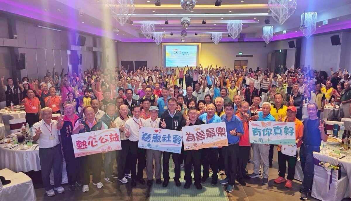 ▲高雄市115年績優宗教團體觀摩聯誼活動晚宴,109家績優宗教團體齊聚聯誼交流,透過大合照展現攜手公益、凝聚善力量,共同打造幸福高雄。