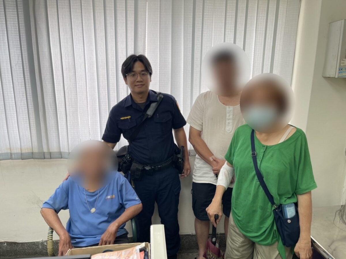 ▲直覺不會騙人,員警二度上前關心先前的騎士,最終順利協助迷途阿伯返家。