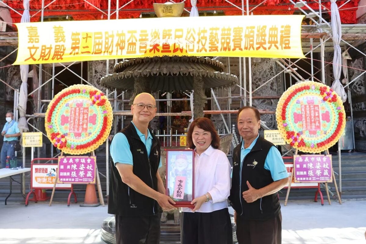 支持藝文不間斷　黃敏惠出席財神盃頒獎典禮驚喜抱回市長全勤獎