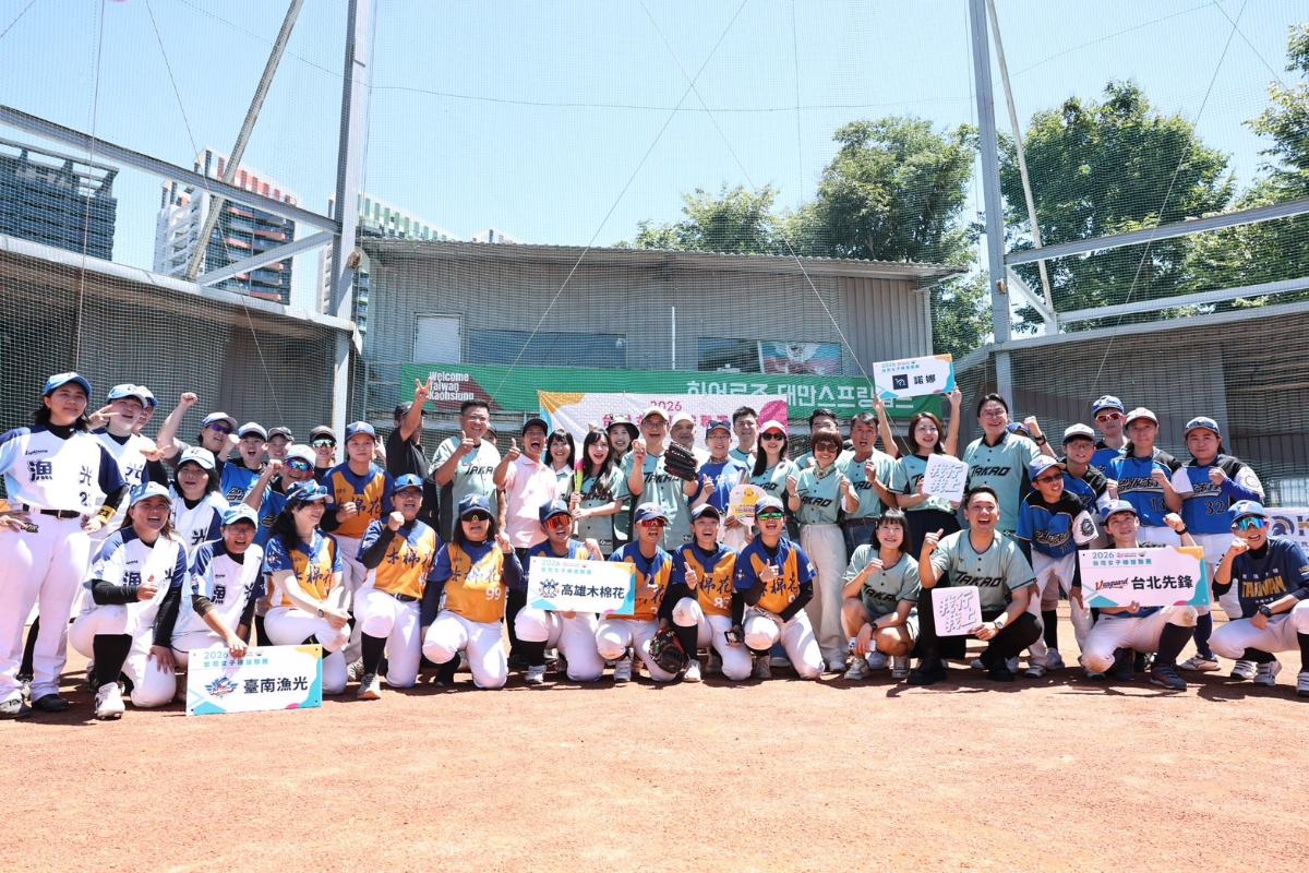 ▲2026台灣女子棒球聯賽4日在高雄國慶青埔棒球場熱血開幕,黃捷、賴瑞隆與各隊選手、市議員及地方人士共同合影,齊聲力挺女子棒球發展,為賽事揭開序幕。