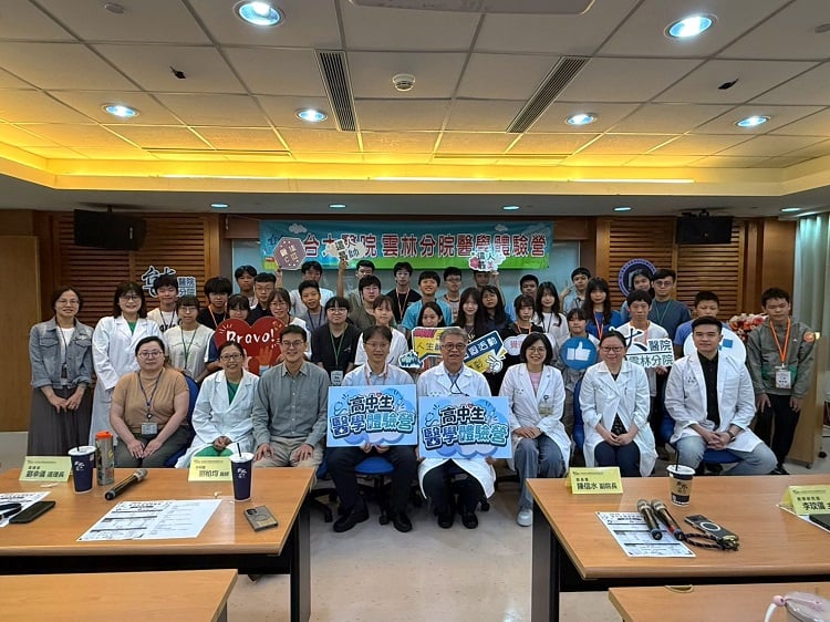 走進手術室體驗達文西機器人手術　臺大雲林分院第二屆高中生醫學體驗營登場