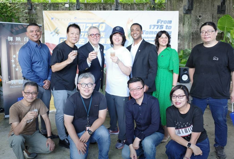 ▲台北市政府文化局局長蔡詩萍(後排左二)與參與特展的中外貴賓合照。