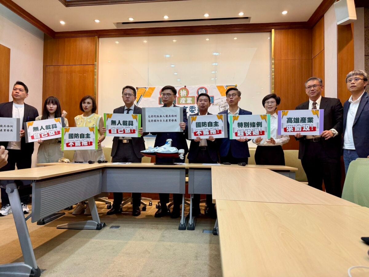 ▲立委賴瑞隆24日偕同高雄立委李柏毅、李昆澤、林岱樺、邱志偉、邱議瑩、許智傑、黃捷,以及台船公司董事長陳政宏等人共同召開記者會,呼籲立法院儘速通過行政院版《國防自主無人載具採購特別條例》,以穩定國防採購帶動無人載具產業升級,打造台灣國防自主與高雄產業發展新動能。