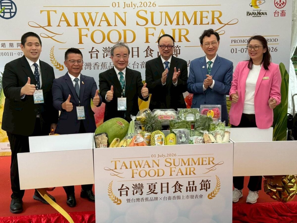 ▲高雄市政府農業局率團赴新加坡參與「台灣夏日食品節」,共同見證「台灣蕉新星(Bananova)」品牌正式上架昇菘超市。左起為台畜董事長張華欣、高雄市政府農業局局長姚志旺、農業部政務次長胡忠一、昇菘超市董事經理林佑龍、駐新加坡台北代表處大使童振源、昇菘執行董事林瑞雯。