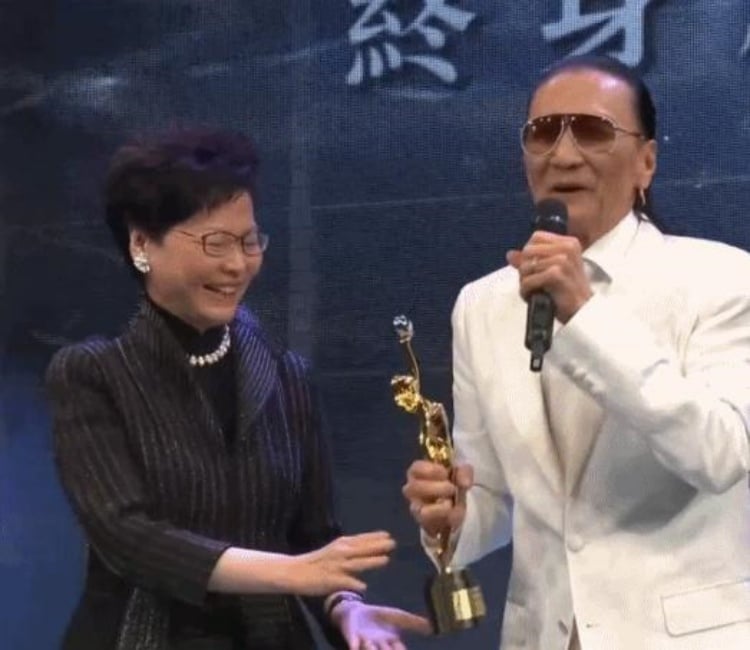 親筆撰文悼亡父！謝霆鋒證實謝賢離世　暫停內地演唱會火速返港