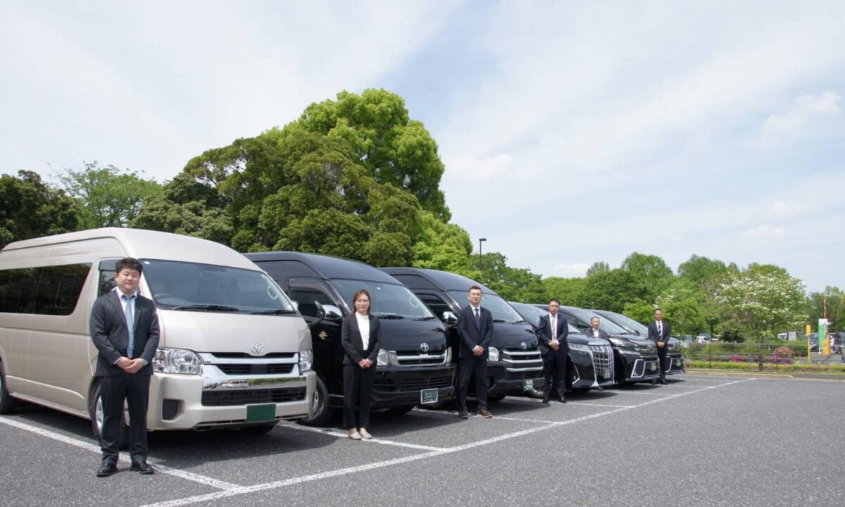 ▲業者強調赴日包車應認明合法「綠牌車」保障多。BBC青鳥日本包車在當地有多個綠牌車庫,滿足台灣遊客語言與交通需求。