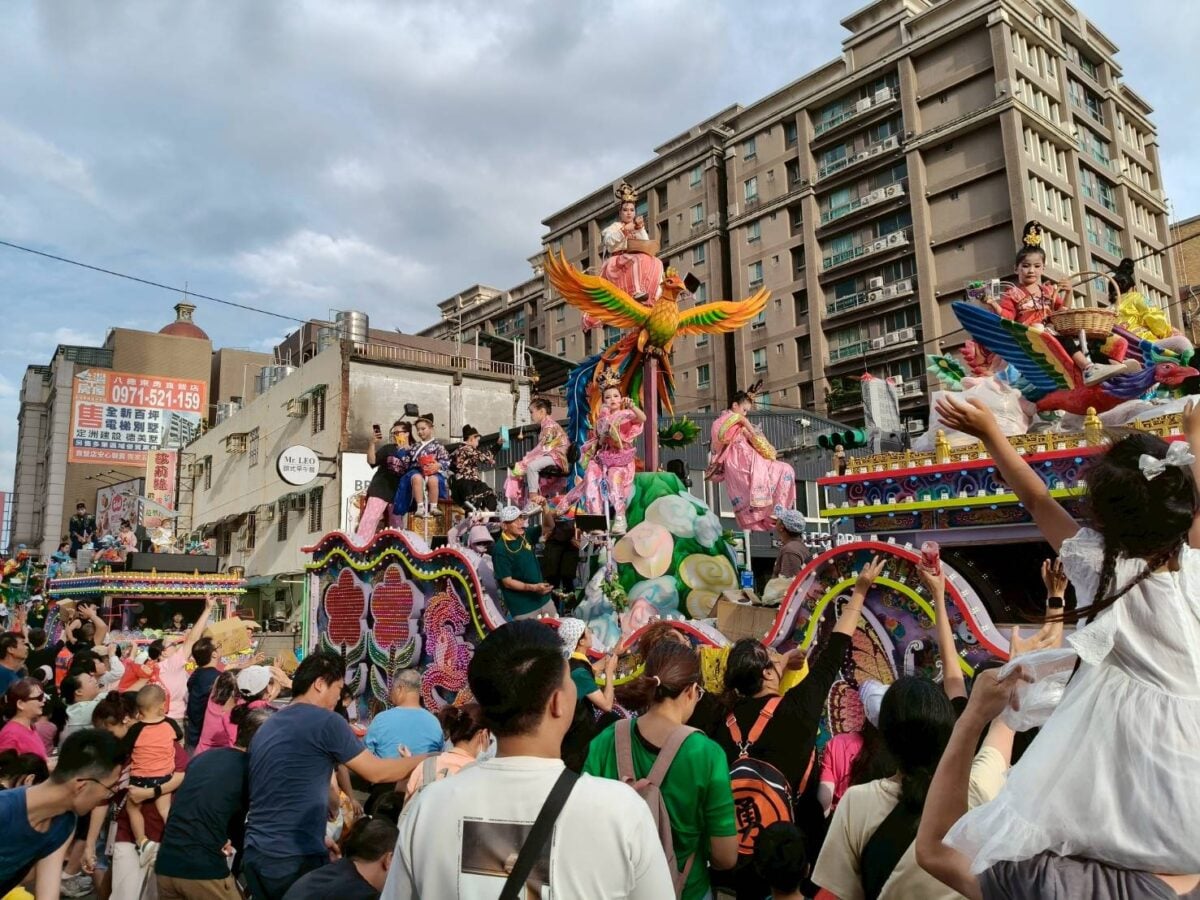 霄裡玉元宮天貺遊神藝閣嘉年華萬人踩街