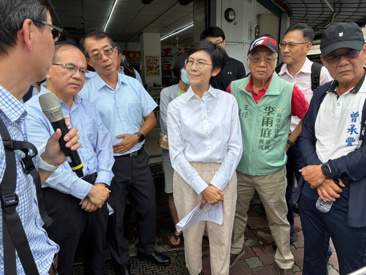 ▲立法委員林岱樺邀集交通部政務次長陳彥伯、高雄市議員李雨庭團隊及地方代表，前往大寮區鳳屏一路與八德路口實地會勘，檢視國道7號交流道周邊交通現況，研商道路改善與跨部會配套措施，盼提前因應未來車流衝擊。