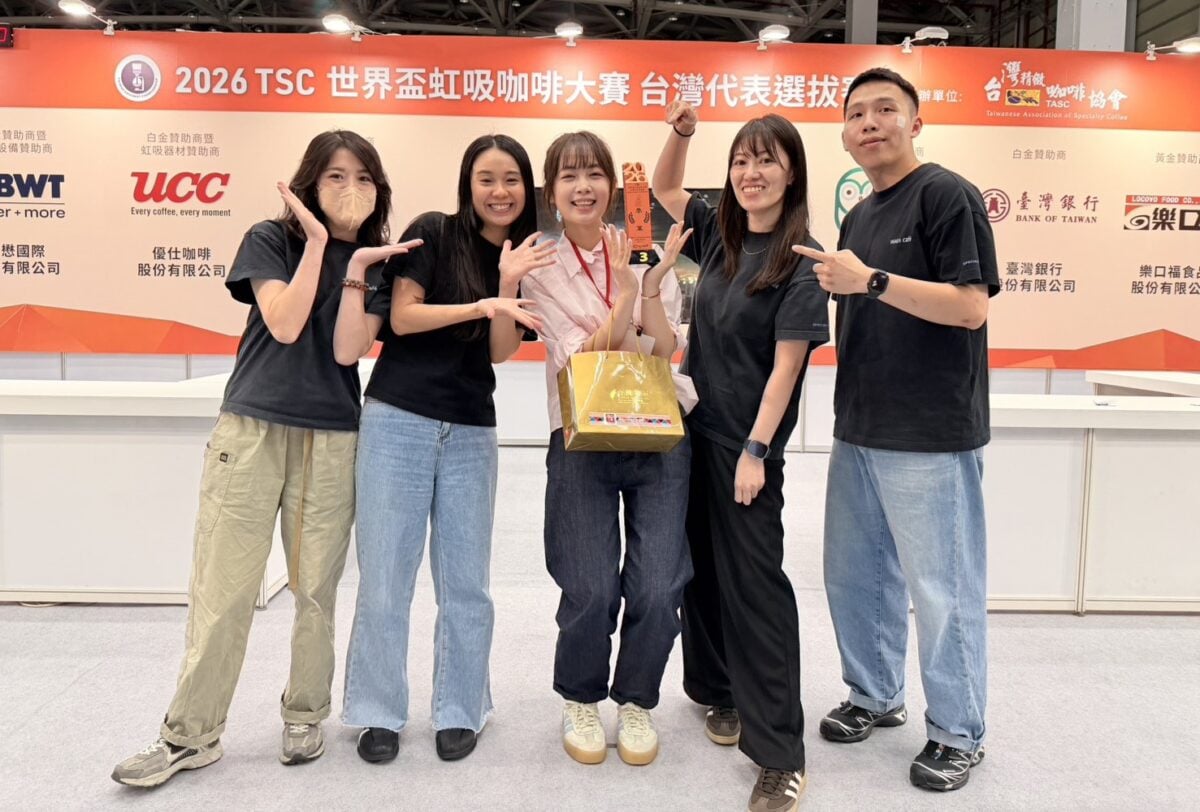 ▲「2026 TSC世界盃虹吸咖啡大賽」台灣代表選拔賽，張柏萱選手（圖中）以年僅25歲首度參賽，以沈穩姿態獲得季軍。