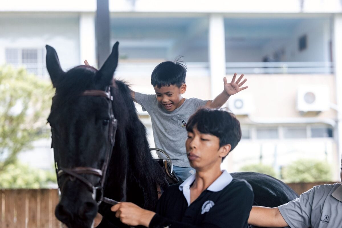 ▲高雄市動物保護處攜手八卦寮文教基金會舉辦「馬背上的奇蹟-療癒馬術治療動保夏令營」,孩子在專業人員陪伴下體驗馬術治療,透過與馬匹互動建立自信、提升平衡感,也感受生命教育與動物療癒的溫暖力量。