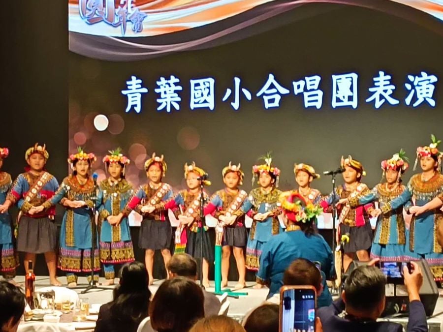 全球EMBA慈善珠寶晚宴　珠寶藝術家吳佳楨作品走秀攜手青葉國小關注偏鄉教育