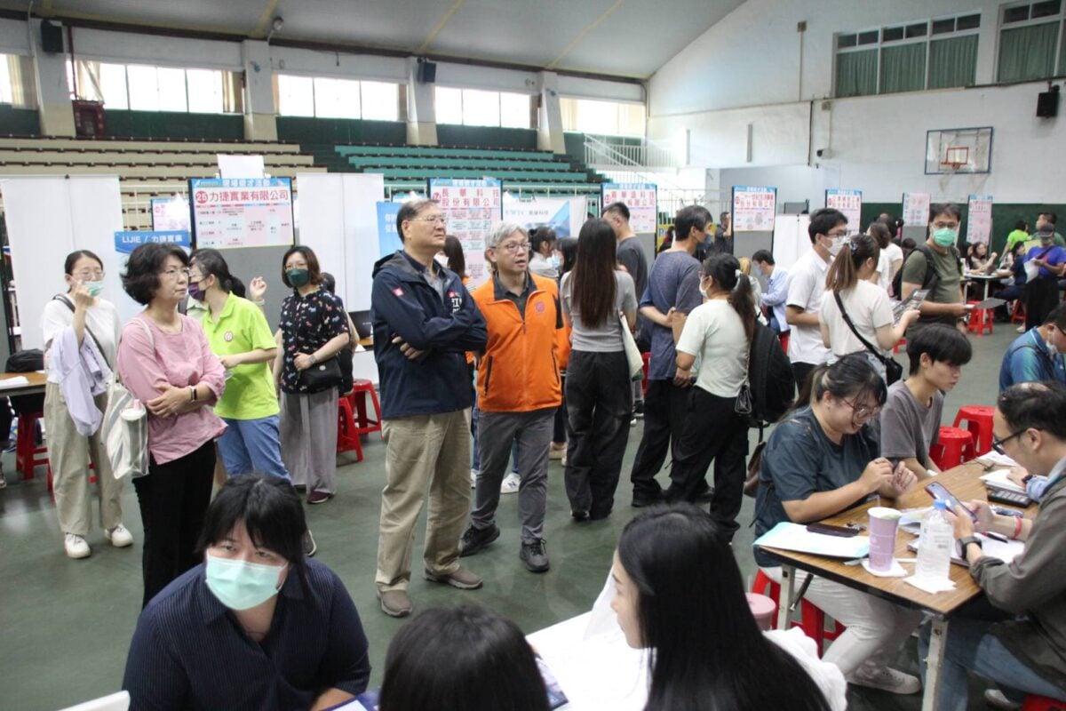 48家企業釋逾千職缺！高雄大型徵才湧656人面試　科技業最搶手