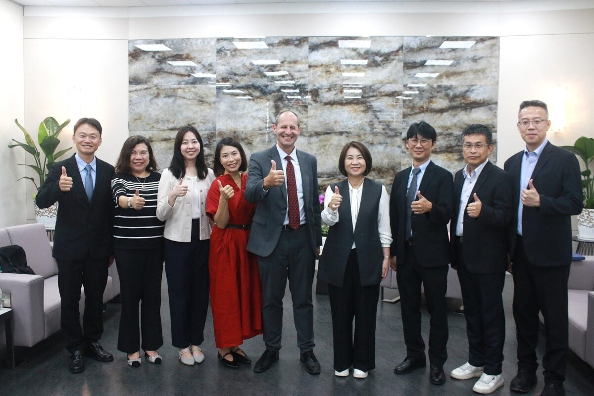▲歐洲經貿辦事處處長谷力哲今(15)日率團拜會屏東縣長周春米,雙方交流氣氛熱絡。