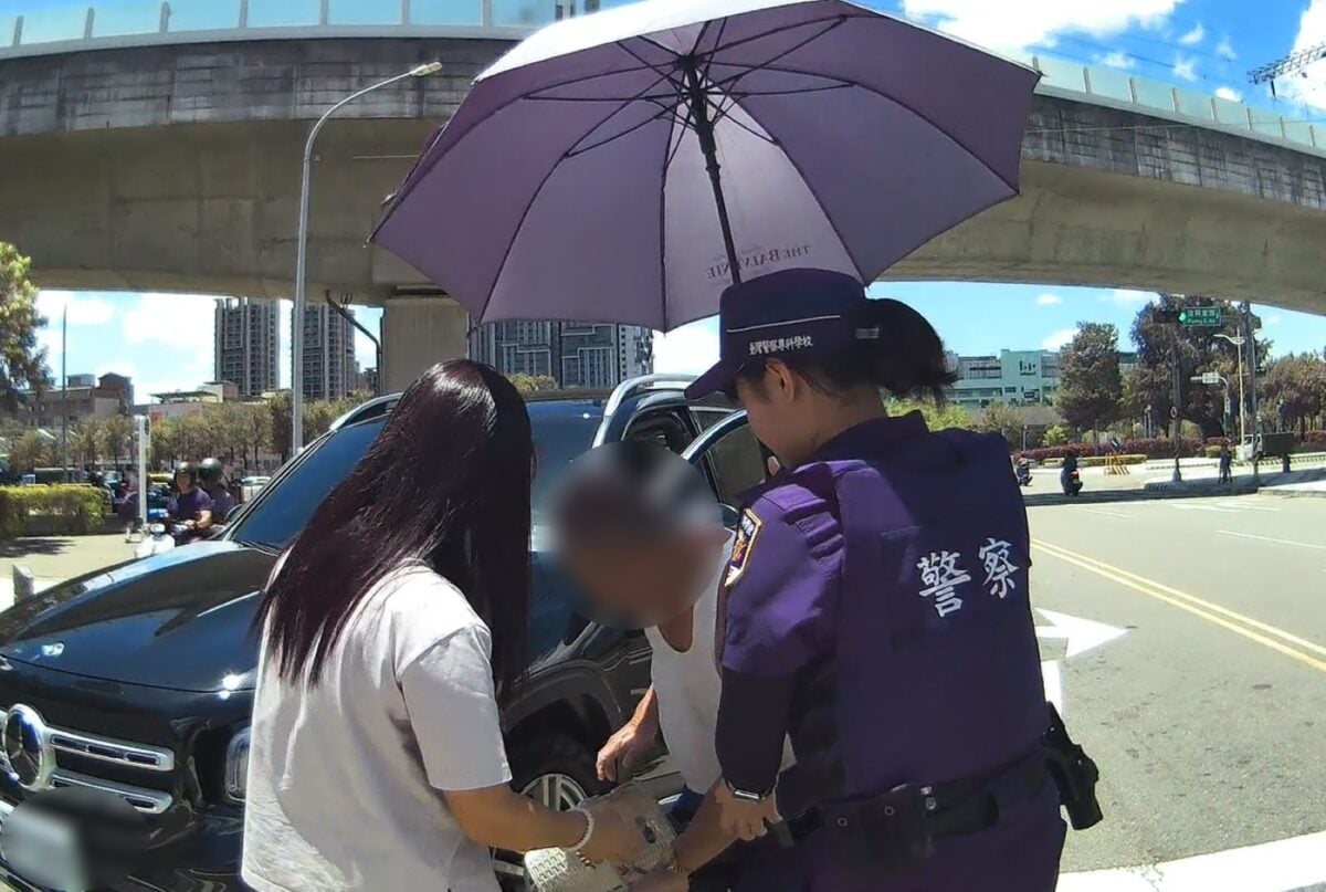 事故現場暖心番外篇　實習生主動補位守護輪椅翁