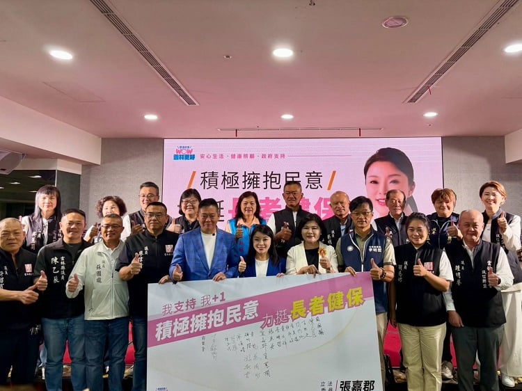 ▲張嘉郡推65歲以上老人免健保費獲議會力挺，張麗善允諾明年上路。(記者劉峻文攝)